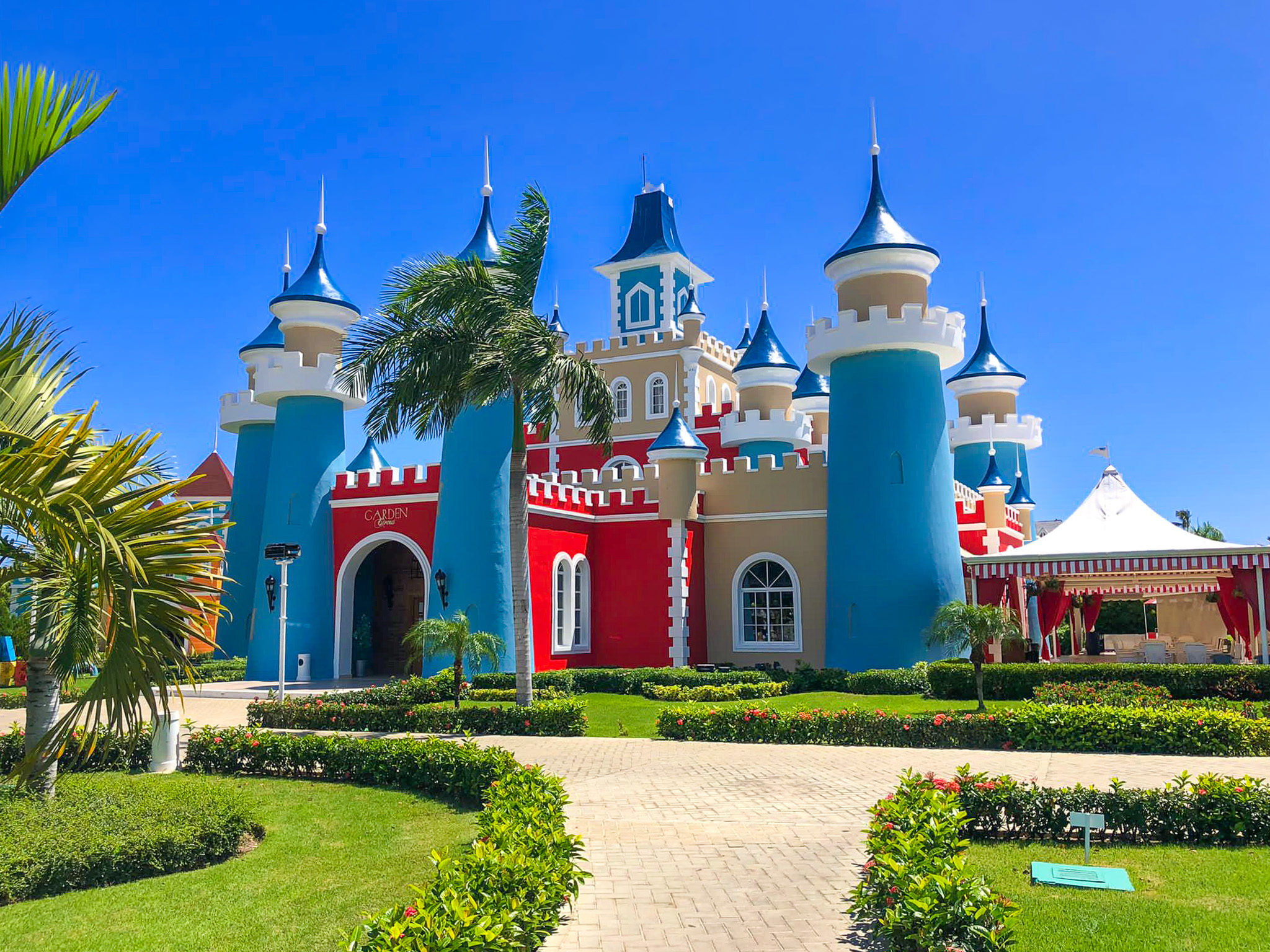 Arquitectura colorida de un resort y sus jardines bajo un cielo despejado
