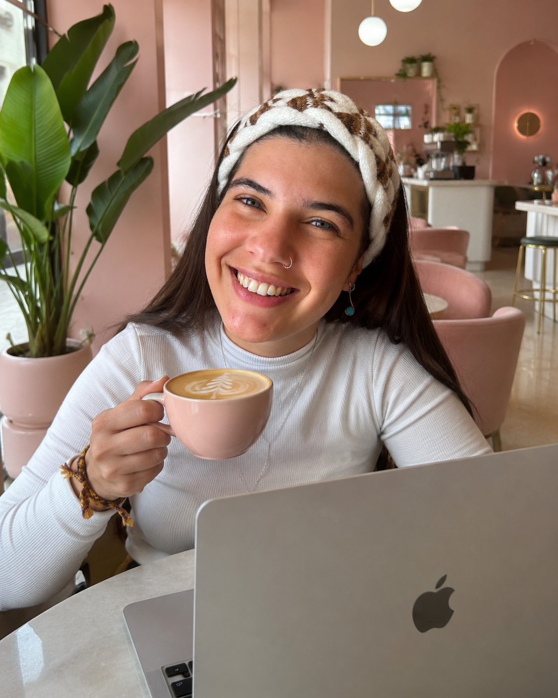 Noelia Sanna trabajando desde una cafetería